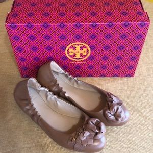 Tory Burch Blossom Ballet Flat in Royal Tan Size 7